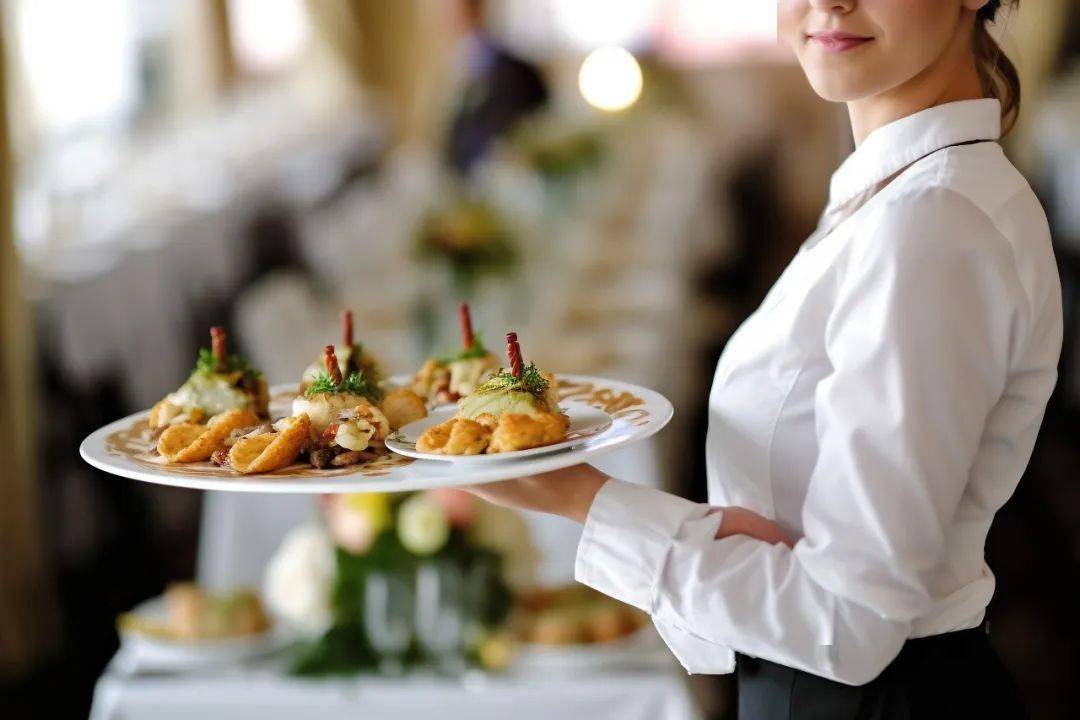 称呼“waiter”是否不礼貌？——解析餐饮服务中的语言细节与尊重之道